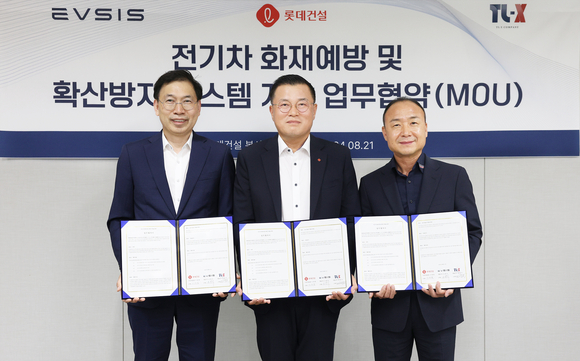 ▲(왼쪽부터) 오영식 이브이시스 대표, 이재영 롯데건설 기전사업실장, 최종석 티엘엑스 대표가 지난 21일 서울 서초구 잠원동 롯데건설 본사에서 업무협약 체결 후 기념촬영을 하고 있다. / 사진=롯데건설 롯데건설, 전기차 화재예방 및 확산방지 시스템 개발 업무협약 체결