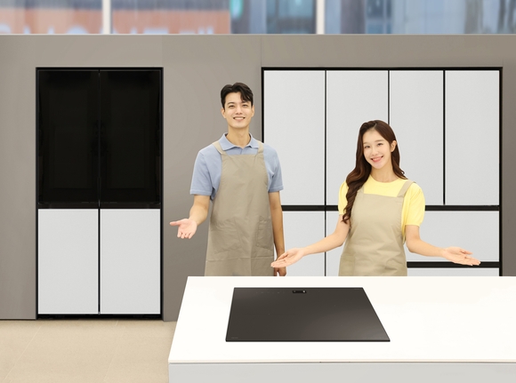 ▲삼성전자 모델이 ‘비스포크 AI 하이브리드’와 ‘비스포크 AI 인덕션 인피니트 라인’을 소개하고 있다. / 사진=삼성전자 삼성전자, “AI 주방가전 판매 돌풍”