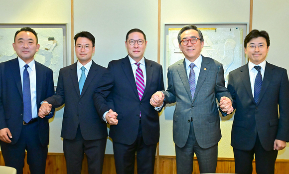 ▲조현상 HS효성 부회장이 26일 APEC 기업인자문위원회(ABAC) 신규위원에 선임됐다. 조현상 부회장(왼쪽 세 번째), 조태열 외교부 장관(네 번째)이 기념촬영을 하고 있다. / 사진=HS효성 조현상 HS효성 부회장, ‘ABAC 위원’ 선임…민간외교 앞장