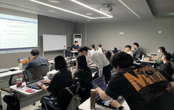 ▲티맥스메타AI가 지난 22일 경기 광교비즈니스센터에 위치한 경기 메타버스 지원센터에서 ‘경기 메타버스 캠퍼스’ 수강생을 대상으로 자체 개발 다중 접속 메타버스 서버 ‘가이아(GAIA) MVS’(Metaverse Server) 활용 특강을 진행하고 있다. / 사진=티맥스그룹 티맥스메타AI, 경기콘진원과 ‘메타버스 역량 강화 특강’ 성료