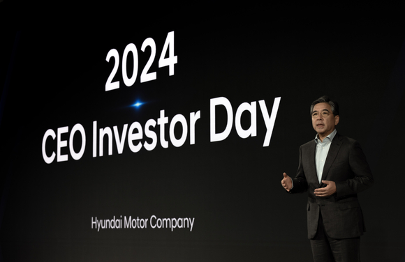 ▲장재훈 현대차 대표가 28일 서울 여의도 콘래드 호텔에서 열린 2024 CEO 인베스터 데이에서 발표하고 있다. / 사진=현대자동차 현대차, 중장기 미래 전략 ‘현대 웨이’ 공개