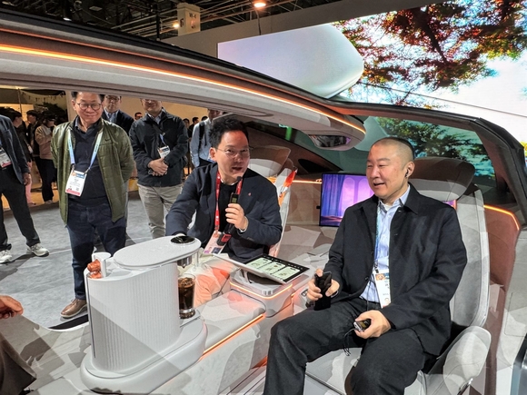 ▲구자은 LS그룹 회장(오른쪽)이 미국 라스베이거스에서 열린 ‘CES 2024’의 LG전자 부스에서 관계자로부터 미래 모빌리티 콘셉트 '알파블'에 대한 설명을 듣고 있다. / 사진=LS LS, 제조업 디지털 역량 강화 선도한다