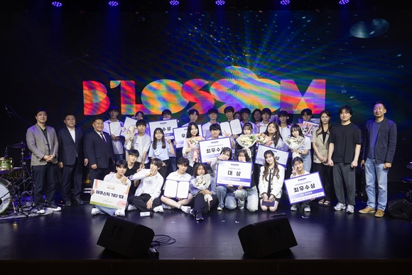 ▲지난달 31일 열린 ‘2024 블러썸 청소년 음악제’ 수상자들이 기념촬영을 하고 있다. / 사진=SK브로드밴드 SK브로드밴드, ‘2024 블러썸 청소년 음악제’ 성료