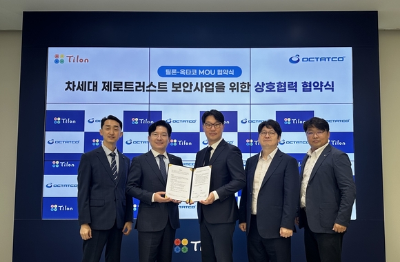 ▲최백준 틸론 대표(왼쪽 두 번째)와 이재형 옥타코 대표(세 번째)를 비롯한 두 회사 관계자들이 협약 체결 후 기념촬영을 하고 있다. / 사진=틸론 틸론, 옥타코와 제로트러스트 보안 협력