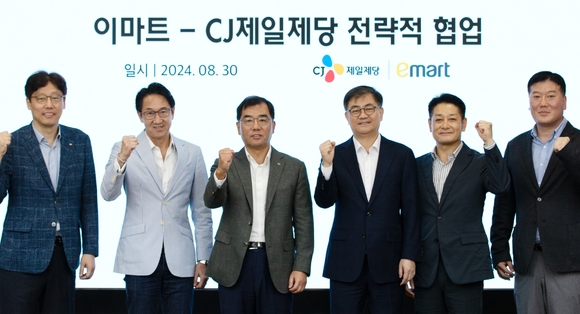 ▲(왼쪽부터)김상익 CJ제일제당 식품한국총괄, 박민석 CJ제일제당 식품사업부문 대표, 강신호 CJ제일제당 부회장, 한채양 이마트 대표 등 관계자들이 지난 30일 진행된 협업식에서 기념촬영을 하고 있다. / 사진=이마트 이마트, CJ제일제당과 전략적 파트너십 강화