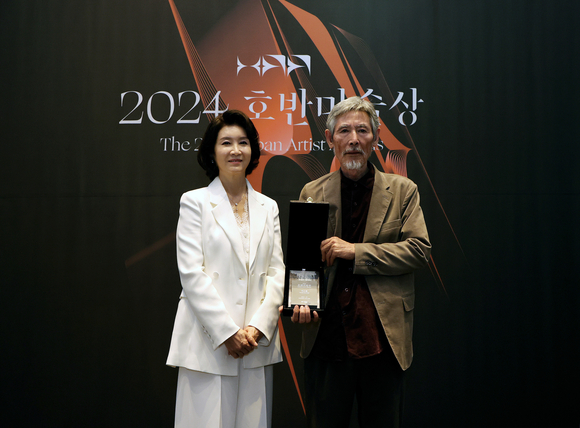 ▲(왼쪽부터) 우현희 호반문화재단 이사장과 강요배 수상작가가 5일 서울 종로구 세종문화회관 미술관에서 열린 2024 호반미술상 시상식에서 기념촬영을 하고 있다. / 사진=호반문화재단 호반문화재단, ‘2024 호반미술상 시상식’ 개최