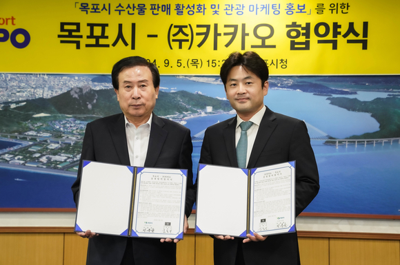 ▲김정민 카카오 메이커스식품 리더(오른쪽)와 박홍률 목포시장이 지난 5일 목포시청에서 업무협약을 체결한 뒤 기념촬영을 하고 있다. / 사진=카카오 카카오, 목포시와 지역 경제 활성화를 위한 업무협약 체결