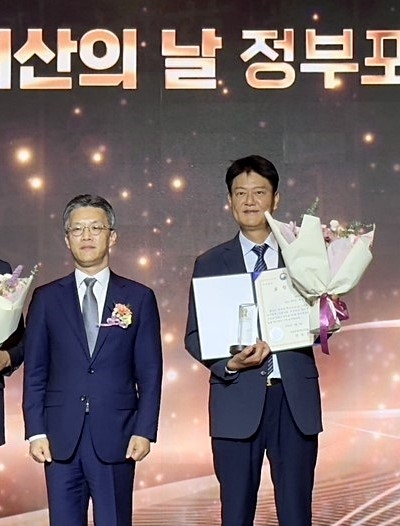 ▲한미약품 최인영 R&D센터장(오른쪽)이 ‘제7회 지식재산의 날’ 정부포상 시상식에서 산업통상자원부 오승철 산업기반실장으로부터 산업부 장관 표창을 수상한 뒤 기념촬영을 하고 있다. / 사진=한미약품 한미약품 최인영 R&D센터장, ‘제7회 지식재산의 날’ 산업부 장관 표창