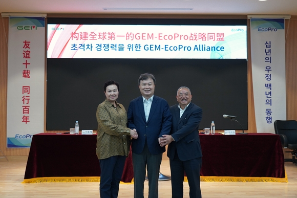 ▲이동채 전 에코프로 회장(가운데)이 허개화 GEM 회장(오른쪽), 왕민 GEM 부회장(왼쪽)과 에코프로 본사에서 초격차 경쟁력을 위한 협력 방안을 논의한 후 기념 사진을 촬영하고 있다. / 사진=에코프로