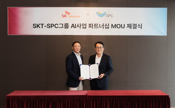 ▲허희수 SPC그룹 부사장(왼쪽)과 유영상 SK텔레콤 CEO가 서울 중구 SKT타워에서 업무협약 체결 후 기념촬영을 하고 있다. / 사진=SPC그룹 SPC그룹, SKT와 AI기술 협력