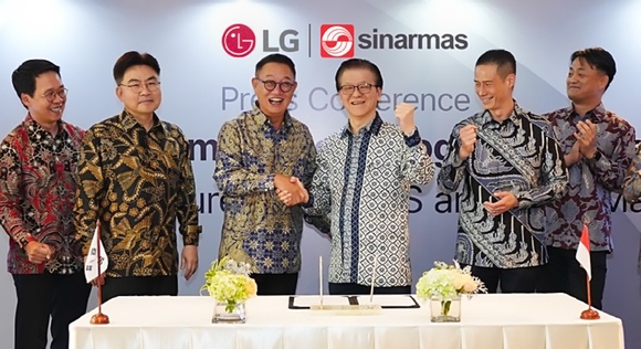 ▲현신균 LG CNS 대표(왼쪽 세번째)와 프랭키 우스만 위자야 시나르마스 회장(네번째)이 LG 시나르마스 출범식에서 기념 촬영을 하고 있다. / 사진=LG CNS LG CNS, 인니 합작법인 ‘LG 시나르마스’ 공식출범