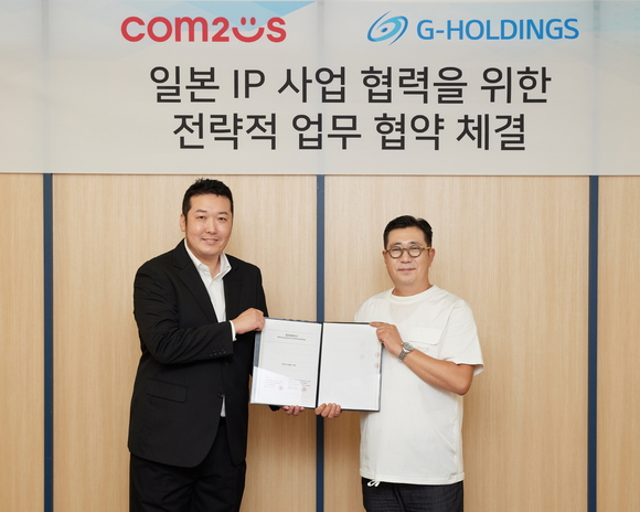 ▲한지훈 컴투스 게임사업부문장(오른쪽)과 치바 준우 G 홀딩스 COO가 일본 IP 비즈니스 사업 협력을 위한 업무협약 체결 후 기념촬영을 하고 있다. / 사진=컴투스 컴투스, 일본 IP 전문 기업 G 홀딩스와 MOU 체결…글로벌 게임 사업 강화