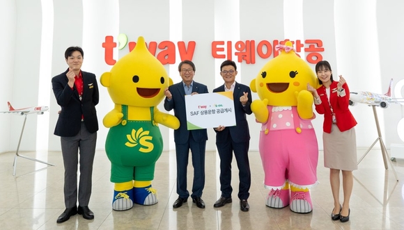 ▲서울 강서구 티웨이항공 훈련센터에서 정홍근 티웨이항공 대표이사(왼쪽)와 안종범 에쓰오일 마케팅총괄 사장이 지속가능항공유(SAF) 공급 업무협약(MOU) 이후 기념사진을 촬영하고 있다. / 사진=에쓰오일 에쓰오일, 티웨이항공에 지속가능항공유 공급 MOU 체결