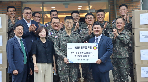 ▲이동훈 풀무원푸드앤컬처 대표(앞줄 오른쪽 첫 번째), 강현우 육군 제15보병사단장(두 번째) 등 관계자들이 지난 20일 장병 복지 향상을 위한 업무협약을 체결한 뒤 기념촬영을 하고 있다. / 사진=풀무원푸드앤컬처 풀무원푸드앤컬처, 육군 15보병사단과 장병 복지 향상 협력