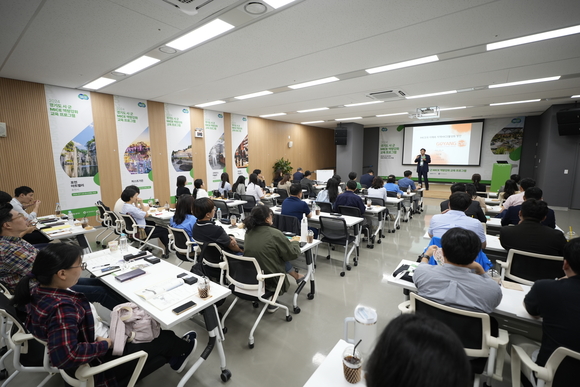 ▲경기도 MICE산업 관련 공무원과 업계 관계자들이 역량강화 교육을 받고 있다. / 사진=경기관광공사 경기도-경기관광공사, 2024 시군 마이스(MICE) 역량강화 교육 진행