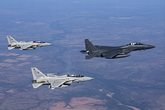 ▲피치블랙 훈련에 참가한 한국 공군 F-15K와 필리핀 공군 FA-50PH가 지난달 31일 호주 다윈기지 상공에서 우정비행을 하고 있다. / 사진=KAI(한국항공우주산업) KAI, 필리핀 국방부와 수출항공기 최초 PBL 사업자 선정