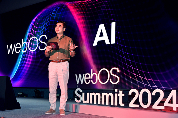 ▲박형세 LG전자 HE사업본부장이 지난 27일 ‘webOS 서밋 2024’에서 webOS 플랫폼 사업의 성과와 중장기 사업전략 및 미래비전을 발표하고 있다. / 사진=LG전자 LG전자, 올해 ‘webOS’ 플랫폼 매출 1조 넘긴다