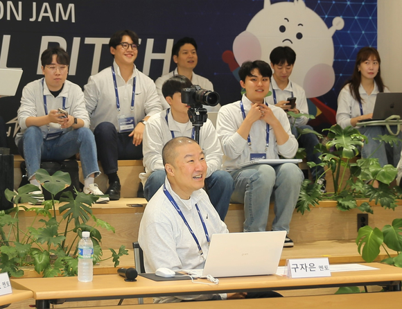 ▲구자은 LS그룹 회장이 지난 27일, 안양 LS타워에서 개최된 LS 퓨처데이에서 신사업 아이디어 분야에 멘토로서 참여해 발표를 듣고 있다. / 사진=LS 구자은 회장, “AI 활용해 비전 달성 앞당길 것” 주문