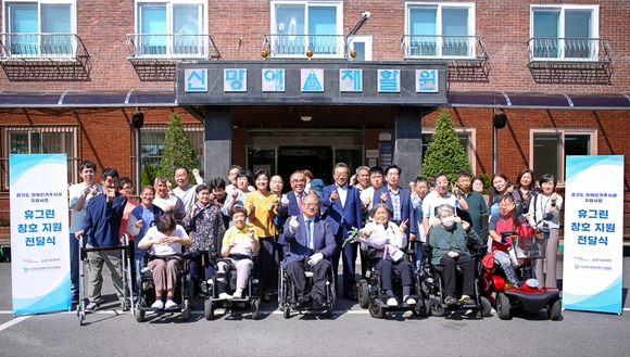▲앞줄 정중앙 김광식 경기도장애인복지시설협회장과 뒷줄 좌측 4번째 노란 옷을 입은 조주현 신망애재활원장부터 김양원 신망애복지재단 대표, 백종훈 금호석유화학 대표, 최재웅 남양주시 복지국 국장이 시설 거주인들과 기념 촬영을 하고 있다. / 사진=금호석유화학