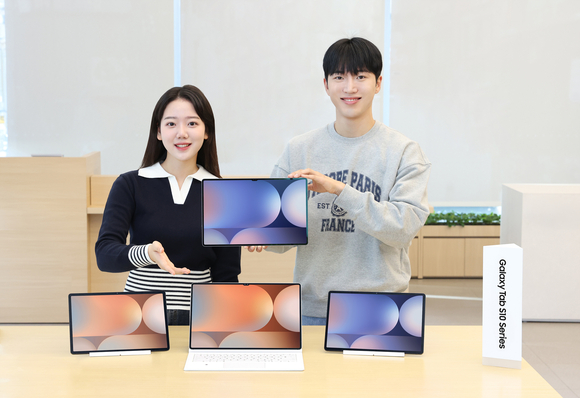 ▲삼성전자 모델들이 삼성스토어 서초에서 ‘갤럭시 탭 S10 시리즈’를 소개하고 있다. / 사진=삼성전자 삼성전자, ‘갤럭시 탭 S10 시리즈’ 국내 출시
