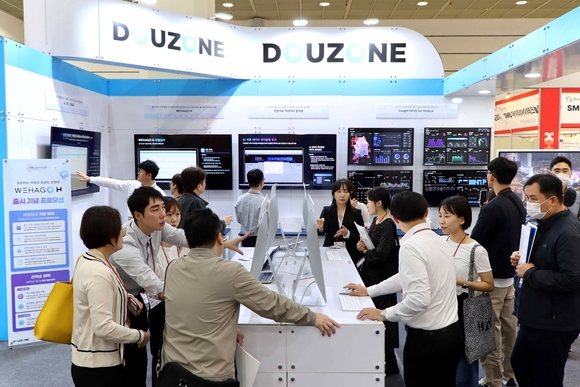 ▲서울 코엑스에서 열린 ‘KHF 2024’에서 더존비즈온의 부스를 방문한 참관객들이 AI 기반의 혁신적인 의료 솔루션에 대한 설명을 듣고 있다. / 사진=더존비즈온 더존비즈온, KHF 2024에서 AI·빅데이터 기반 의료 IT 혁신 선보여