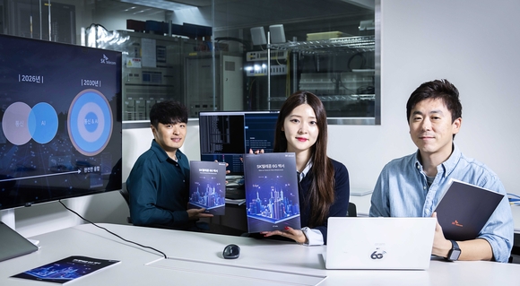 ▲이번 6G 백서 집필에 참여한 SK텔레콤 직원들이 연구를 진행하는 모습 / 사진=SK텔레콤 SK텔레콤, 6G 백서 통해 AI 시대 통신 인프라 진화방향 제시