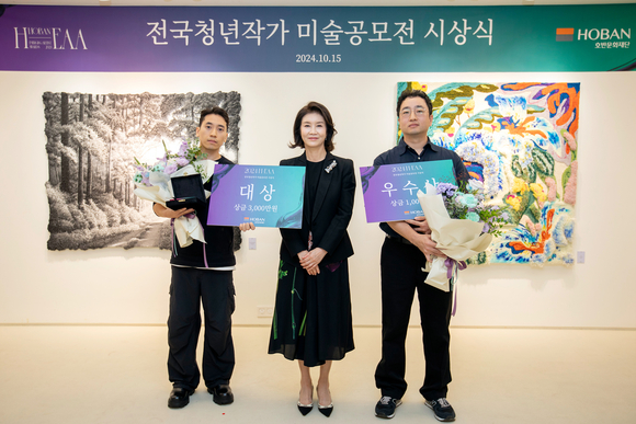 ▲(왼쪽부터) 문준호 작가(대상 수상), 우현희 호반문화재단 이사장, 이송준 작가(우수상 수상)가 2024 H-EAA 시상식에서 기념 촬영을 하고 있다. / 사진=호반문화재단 호반문화재단, 전국청년작가 미술공모전 ‘2024 H-EAA’ 시상식 개최