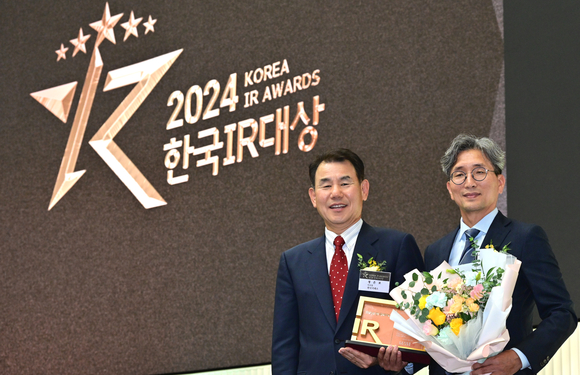 ▲17일 열린 시상식에 참석한 김창태 LG전자 CFO(오른쪽)가 정은보 한국거래소 이사장과 기념촬영을 하고 있다. / 사진=LG전자 LG전자, ‘2024 한국IR대상’ 최고상 영예