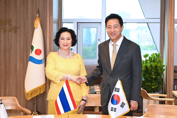 ▲오세훈 서울시장(오른쪽)과 쿠닝 파타마 리스와드트라쿨 국제올림픽위원회 위원이 시장 집무실에서 면담 전 사진촬영을 하고 있다. / 사진=서울시장 오세훈 서울시장, 아시아인의 자긍심‧자부심 세계에 알릴 수 있도록 2036년 올림픽 적극 유치”