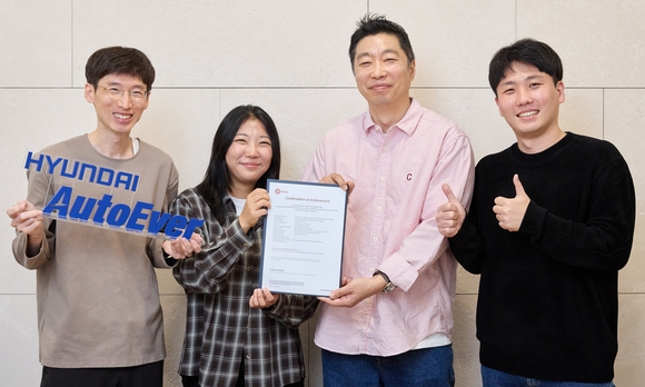 ▲(왼쪽부터) 현대오토에버 차량전장SW센터 우만제 책임, 이예슬 책임, 정지훈 센터장, 조준호 책임이 A-SPICE 레벨3 인증서를 들고 기념촬영을 하고 있다. / 사진=현대오토에버 현대오토에버 차량SW플랫폼 ‘모빌진 클래식 2.0’, A-SPICE 레벨3 인증