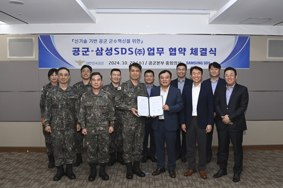 ▲이정헌 삼성SDS 전략마케팅실장(앞줄 오른쪽 세번째), 정선규 공군본부 군수참모부장 소장(네번째) 등 관계자들이 23일 계룡대 공군본부에서 공군 군수혁신을 위한 삼성SDS-공군본부 업무협약을 체결하고 기념사진을 촬영하고 있다. / 사진=삼성SDS 삼성SDS-공군본부, 공군 군수혁신을 위한 업무협약 체결