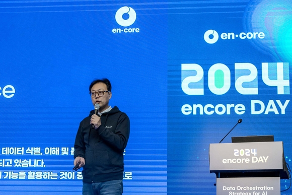 ▲김범 엔코아 CTO가 24일 열린 ‘2024 엔코아 데이’에서 발표하고 있다. / 사진=엔코아 엔코아, DX에서 AIX까지 지원하는 데이터 오케스트레이션 전략 제시