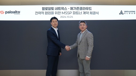 ▲황인철 메가존클라우드 대표(오른쪽)와 박상규 팔로알토네트웍스 코리아 대표가 파트너십 체결식에서 기념사진을 촬영하고 있다. / 사진=메가존클라우드 메가존클라우드, 팔로알토네트웍스와 클라우드 보안 서비스 파트너십 체결