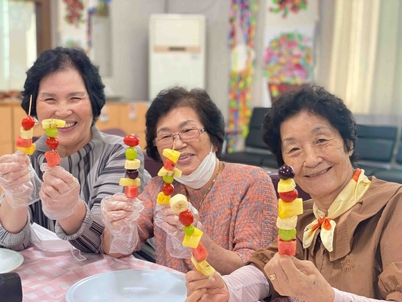 ▲복권기금으로 운영 중인 ‘경증치매노인 기억학교’의 프로그램에 참여한 어르신들이 교육 수료 후 소감을 공유하는 모습 / 사진=샬롬기억학교 복권기금, 경증치매노인 위한 기억학교 운영 지원… 맞춤형 프로그램 개발 및 교육환경 개선