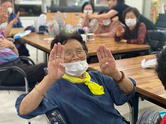 ▲복권기금으로 운영되는 ‘경증치매노인 기억학교’의 프로그램에 참여한 어르신이 교육을 받으며 즐거워하는 모습 / 사진=샬롬기억학교 복권기금, 경증치매노인 위한 기억학교 운영 지원… 맞춤형 프로그램 개발 및 교육환경 개선