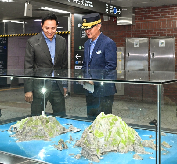 ▲오세훈 서울시장이 25일 독도의 날을 맞아 '독도조형물'을 점검하는 모습 / 사진=서울시청 오세훈 시장, 시청역 역사에 복원된 독도조형물 점검