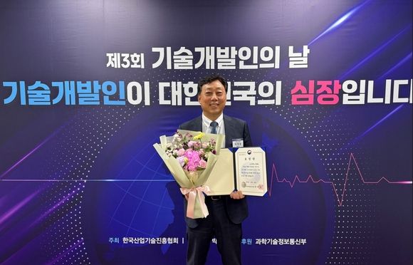 ▲이희상 티맥스티베로 대표가 지난 24일 서울 여의도 국회에서 진행된 제3회 기술개발인의날 기념식 및 시상식에서 기념촬영을 하고 있다. / 사진=티맥스그룹 티맥스티베로, 과기정통부 선정 ‘우수기업연구소 유공 표창’ 수상