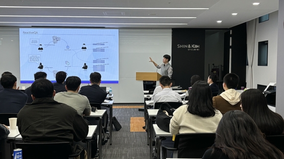 ▲이동욱 데이터스트림즈 수석연구원이 ‘A Study on Digital Forensics with LLM and RAG’을 주제로 한 논문을 발표하고 있다. / 사진=데이터스트림즈 데이터스트림즈, AI 기술 활용한 수사 혁신 기술 발표