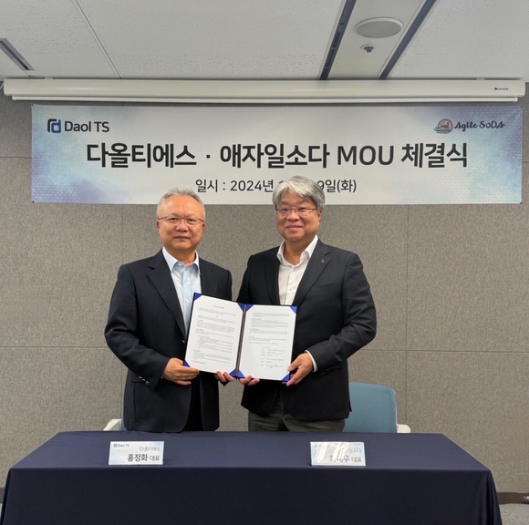 ▲홍정화 다올티에스 대표(왼쪽)와 최대우 애자일소다 대표가 양해각서를 체결한 뒤 기념촬영을 하고 있다. / 사진=다올티에스 다올티에스, 애자일소다와 손잡고 적응형 언어모델 개발