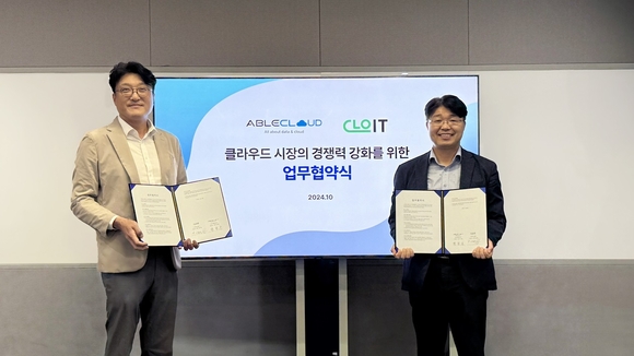 ▲이종규 클로잇 본부장(왼쪽)과 권민길 에이블클라우드 대표가 협약 체결 후 기념촬영을 하고 있다. / 사진=클로잇 클로잇-에이블클라우드, 클라우드 시장 공동 공략 ‘맞손’