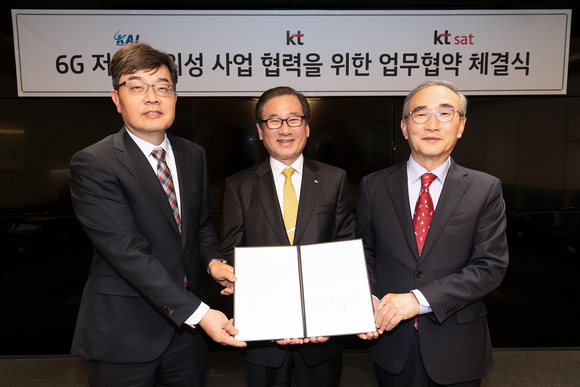 ▲(오른쪽부터) 김영섭 KT 대표, 강구영 KAI 대표, 서영수 KT SAT 대표가 서울 종로구 KT광화문빌딩 이스트에서 업무협약을 체결하고 기념촬영을 하고 있다. / 사진=KT KT-KT SAT-KAI “글로벌 6G·저궤도 위성 주도권 확보”