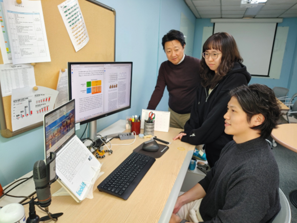 ▲서울대 컴퓨터공학부 지능형데이터시스템 연구팀(지도교수 이상구)은 ‘EMNLP 2024’에 논문 2편을 발표한다고 밝혔다. 사진 왼쪽부터 서울대 이상구 교수, 김연아 연구원, 김형준 연구원 / 사진=서울대 컴퓨터공학부 지능형데이터시스템연구실 서울대 연구팀, 챗GPT 환각현상 줄이는 기술 개발