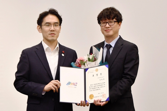 ▲유병완 지란지교데이터 대표(오른쪽)가 장호종 대전광역시 경제과학부시장(왼쪽)으로부터 대전 일자리 창출 공로를 인정받아 대전광역시장 표창을 수상하고 있다. / 사진=지란지교데이터 지란지교데이터 유병완 대표, 대전 일자리 창출 공로상 받아