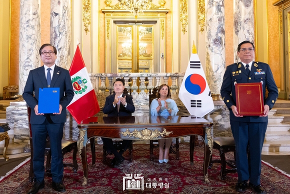 ▲양국 대통령이 참석한 가운데 강구영 KAI 사장(앞줄 왼쪽)과 하이메 로드리게스 SEMAN 사장(앞줄 오른쪽)이 부품 현지 공동생산을 위한 협약을 체결하고 사진을 찍고 있다. / 사진=대통령실 KAI, 페루 국영 기업 SEMAN과 KF-21 부품 공동생산 협약 체결