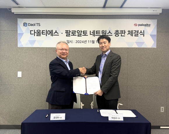 ▲홍정화 다올티에스 대표(왼쪽)와 박상규 팔로알토네트웍스코리아 대표가 국내 총판 계약을 체결한 뒤 악수하고 있다. / 사진=다올티에스 다올티에스, 팔로알토네트웍스 국내 총판 선정