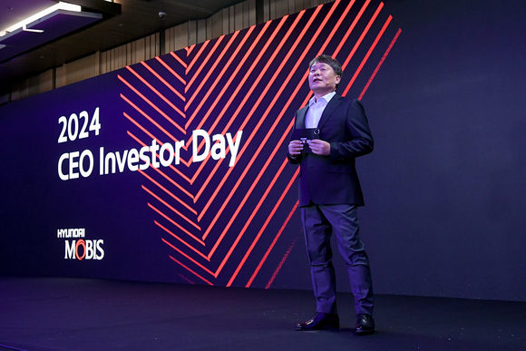 ▲이규석 현대모비스 사장이 19일 여의도 페어몬트 호텔에서 열린 ‘2024 CEO 인베스터 데이’ 발표자로 나서 사업 방향성과 전략을 발표하고 있다. / 사진=현대모비스 현대모비스, CEO 인베스터 데이서 수익성 기반 중장기 목표 제시
