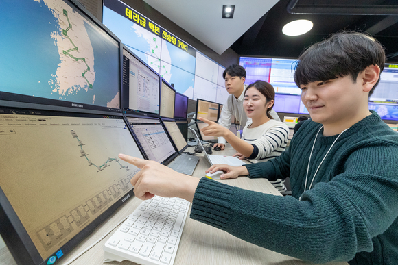 ▲KT 임직원이 과천 KT 네트워크 관제센터에서 백본망에 적용된 테라급 속도의 전송망을 점검하고 있다. / 사진=KT KT, 내년 데이터센터간 데이터 전송속도 2배 이상 높인다
