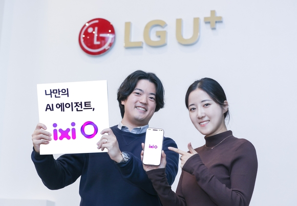 ▲LG유플러스의 AI 통화 에이전트 서비스인 ‘익시오(ixi-O)’가 출시 열흘 만에 다운로드 10만건을 돌파했다. 사진은 LG유플러스 직원들이 익시오 다운로드 10만건 돌파를 소개하는 모습 / 사진=LG유플러스 LG유플러스, 내년 안드로이드로 ‘익시오’ 확대한다