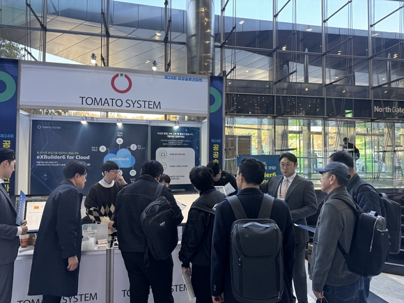 ▲지난 22일 서울 삼성동 코엑스 그랜드볼룸에서 열린 ‘공공솔루션마켓’의 토마토시스템 전시 부스 모습 / 사진=토마토시스템 토마토시스템, 공공솔루션마켓서 클라우드 기반 웹IDE 선보여