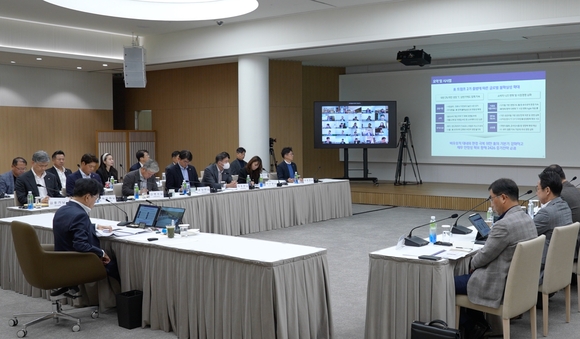 ▲CJ그룹 이재현 회장(왼쪽 아래)과 계열사 CEO 등 주요 경영진들이 지난 20일 서울 중구 CJ인재원에서 ‘그룹 CEO 경영회의’를 진행하고 있다. / 사진=CJ그룹 이재현 회장 “K푸드·K팝 등 한국에 관심 확대…그룹이 도약할 마지막 기회”